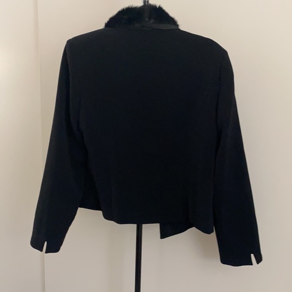 Cropped blazer with fur - Picture 3 of 3